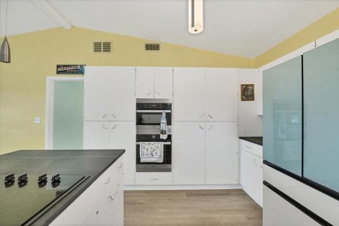 House in Placida, Florida 4 bedrooms, 210.14 sq.m. № 2115230 - photo 3