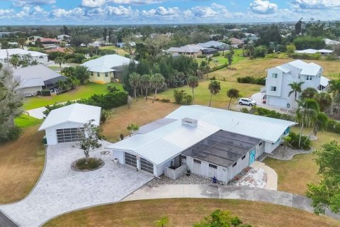 House in Placida, Florida 4 bedrooms, 210.14 sq.m. № 2115230