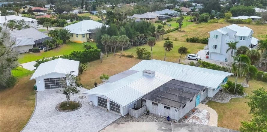 House in Placida, Florida 4 bedrooms, 210.14 sq.m. № 2115230