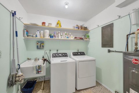 House in Placida, Florida 4 bedrooms, 210.14 sq.m. № 2115230 - photo 29