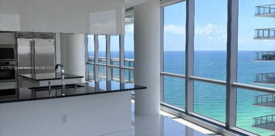 Condominio en Sunny Isles Beach, Florida, 4 dormitorios  № 1977301