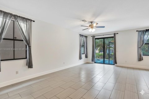 Villa ou maison à vendre à Tamarac, Floride: 3 chambres, 171.13 m2 № 1955890 - photo 4
