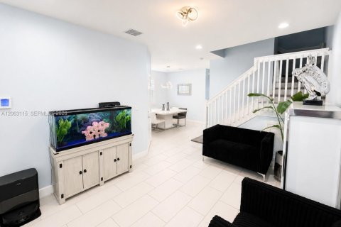 Villa ou maison à louer à Tamarac, Floride: 3 chambres, 172.05 m2 № 2281650 - photo 2