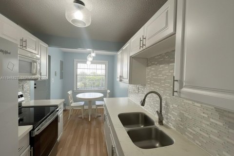 Condo in Lauderdale Lakes, Florida, 2 bedrooms  № 2003603