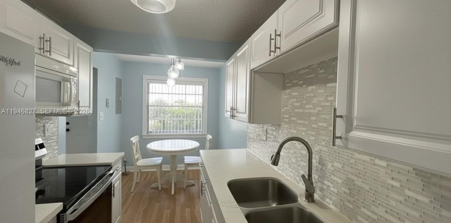 Condo in Lauderdale Lakes, Florida, 2 bedrooms  № 2003603