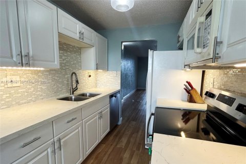 Condo in Lauderdale Lakes, Florida, 2 bedrooms  № 2003603 - photo 4