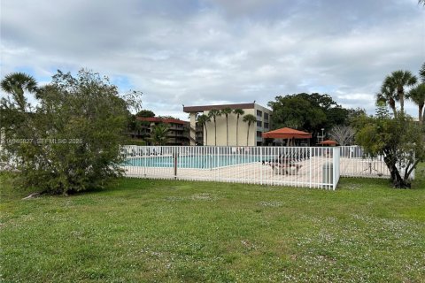 Condo in Lauderdale Lakes, Florida, 2 bedrooms  № 2003603 - photo 8