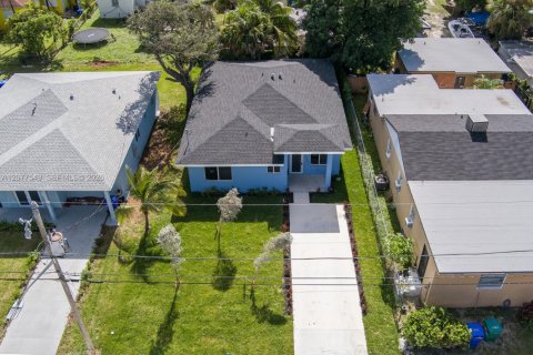 Casa en alquiler en Miami, Florida, 4 dormitorios, 154.78 m2 № 2339912 - foto 4