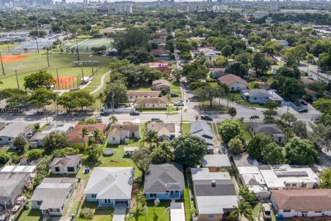 Casa en alquiler en Miami, Florida, 4 dormitorios, 154.78 m2 № 2339912 - foto 9