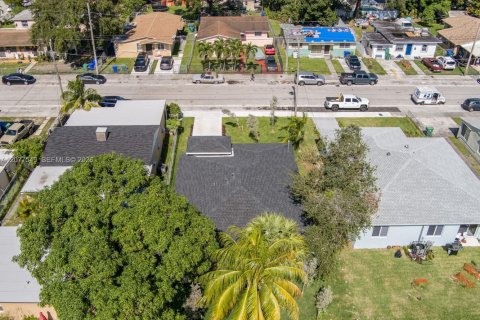 Casa en alquiler en Miami, Florida, 4 dormitorios, 154.78 m2 № 2339912 - foto 15