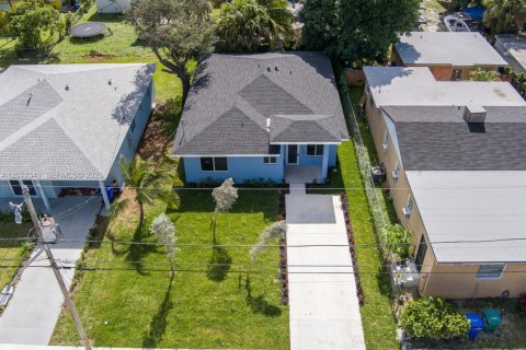 Casa en alquiler en Miami, Florida, 4 dormitorios, 154.78 m2 № 2339912 - foto 5
