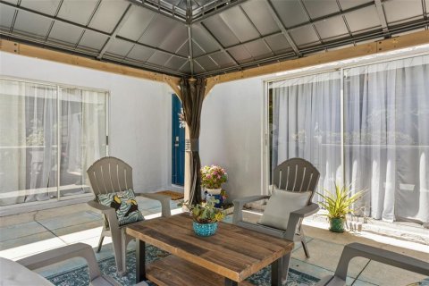 Townhouse in Saint Petersburg, Florida 2 bedrooms, 101.26 sq.m. № 1870497 - photo 5