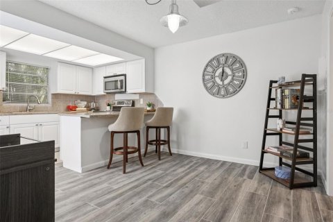 Townhouse in Saint Petersburg, Florida 2 bedrooms, 101.26 sq.m. № 1870497 - photo 10