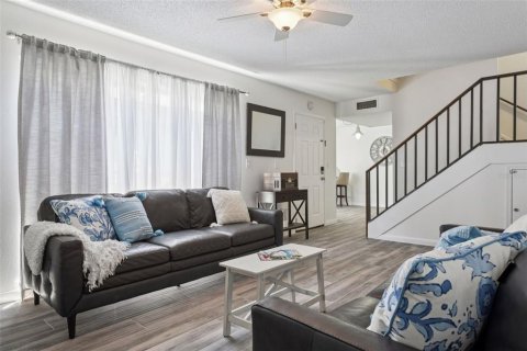 Townhouse in Saint Petersburg, Florida 2 bedrooms, 101.26 sq.m. № 1870497 - photo 8