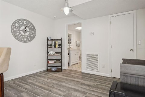 Townhouse in Saint Petersburg, Florida 2 bedrooms, 101.26 sq.m. № 1870497 - photo 14