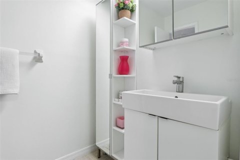 Townhouse in Saint Petersburg, Florida 2 bedrooms, 101.26 sq.m. № 1870497 - photo 21