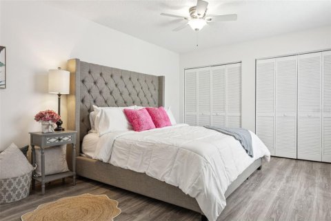 Townhouse in Saint Petersburg, Florida 2 bedrooms, 101.26 sq.m. № 1870497 - photo 18
