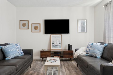 Townhouse in Saint Petersburg, Florida 2 bedrooms, 101.26 sq.m. № 1870497 - photo 7