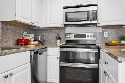 Townhouse in Saint Petersburg, Florida 2 bedrooms, 101.26 sq.m. № 1870497 - photo 12