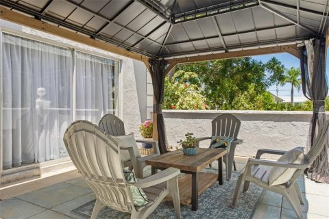 Townhouse in Saint Petersburg, Florida 2 bedrooms, 101.26 sq.m. № 1870497 - photo 2