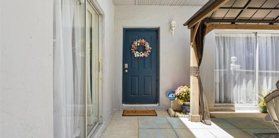 Townhouse in Saint Petersburg, Florida 2 bedrooms, 101.26 sq.m. № 1870497