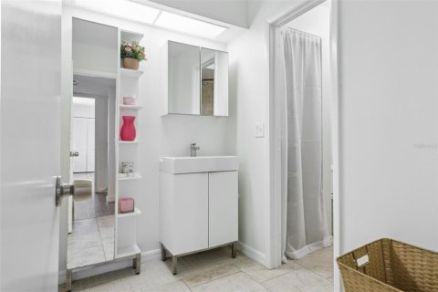 Townhouse in Saint Petersburg, Florida 2 bedrooms, 101.26 sq.m. № 1870497 - photo 20