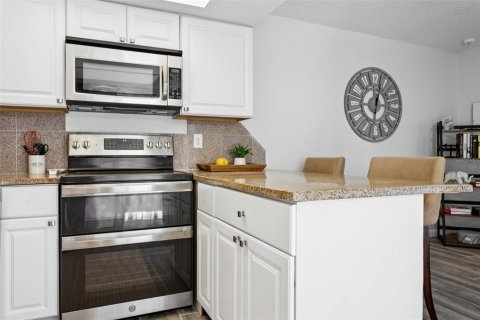 Townhouse in Saint Petersburg, Florida 2 bedrooms, 101.26 sq.m. № 1870497 - photo 13