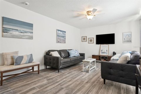 Townhouse in Saint Petersburg, Florida 2 bedrooms, 101.26 sq.m. № 1870497 - photo 6
