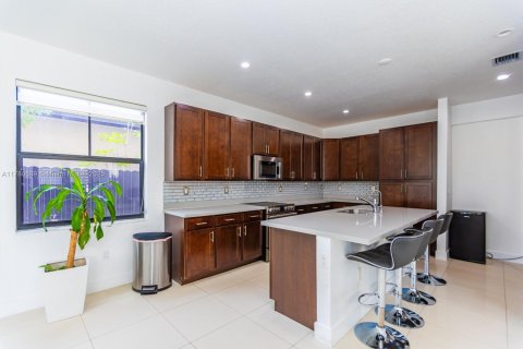 House in Miami, Florida 5 bedrooms, 352.66 sq.m. № 1868675 - photo 8