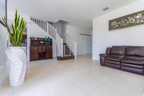 House in Miami, Florida 5 bedrooms, 352.66 sq.m. № 1868675 - photo 14