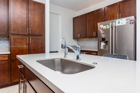 House in Miami, Florida 5 bedrooms, 352.66 sq.m. № 1868675 - photo 10
