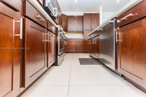 House in Miami, Florida 5 bedrooms, 352.66 sq.m. № 1868675 - photo 9