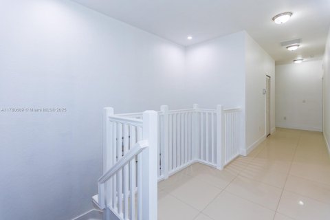 House in Miami, Florida 5 bedrooms, 352.66 sq.m. № 1868675 - photo 17