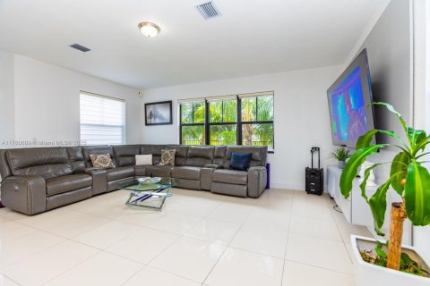 House in Miami, Florida 5 bedrooms, 352.66 sq.m. № 1868675 - photo 13
