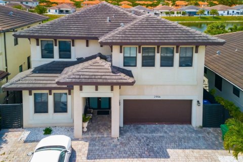 House in Miami, Florida 5 bedrooms, 352.66 sq.m. № 1868675 - photo 1