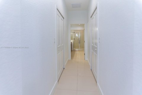 House in Miami, Florida 5 bedrooms, 352.66 sq.m. № 1868675 - photo 18