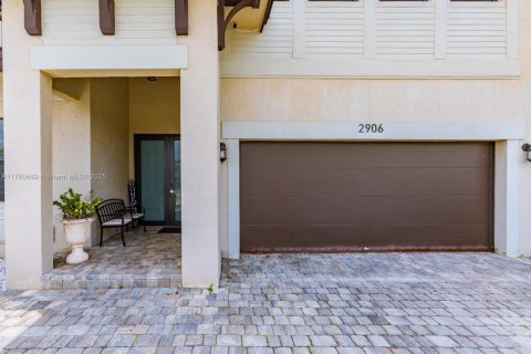 House in Miami, Florida 5 bedrooms, 352.66 sq.m. № 1868675 - photo 5