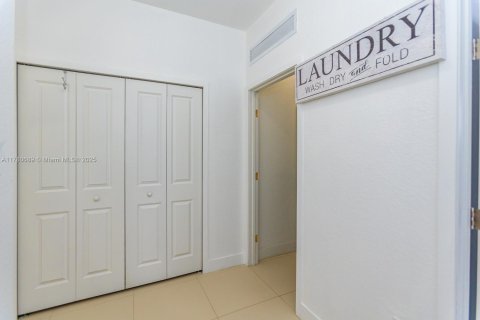 House in Miami, Florida 5 bedrooms, 352.66 sq.m. № 1868675 - photo 19