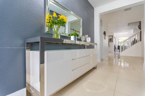 House in Miami, Florida 5 bedrooms, 352.66 sq.m. № 1868675 - photo 11