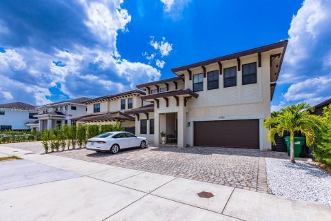 House in Miami, Florida 5 bedrooms, 352.66 sq.m. № 1868675 - photo 4
