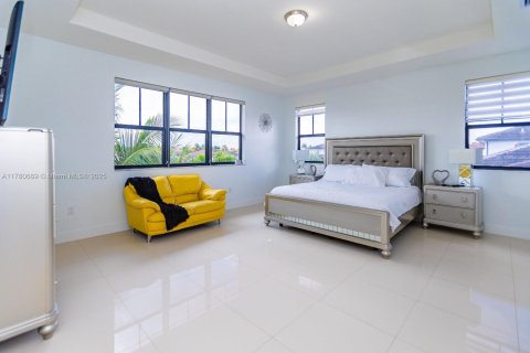 House in Miami, Florida 5 bedrooms, 352.66 sq.m. № 1868675 - photo 21