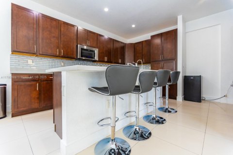 House in Miami, Florida 5 bedrooms, 352.66 sq.m. № 1868675 - photo 6