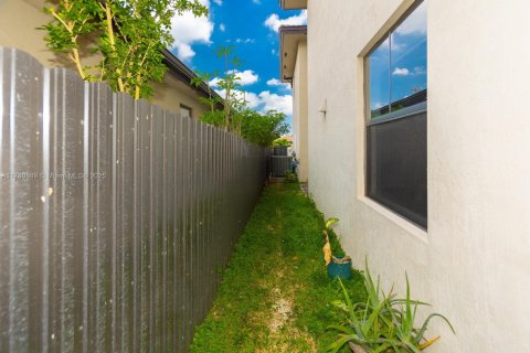 House in Miami, Florida 5 bedrooms, 352.66 sq.m. № 1868675 - photo 24