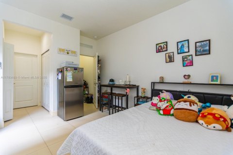 House in Miami, Florida 5 bedrooms, 352.66 sq.m. № 1868675 - photo 15