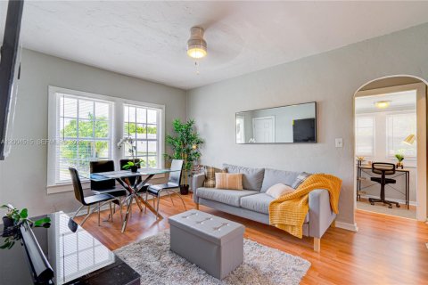 Condo in Miami, Florida, 2 bedrooms  № 2069624 - photo 3