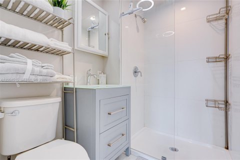 Condo in Miami, Florida, 2 bedrooms  № 2069624 - photo 19