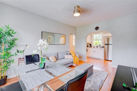 Condo in Miami, Florida, 2 bedrooms  № 2069624 - photo 4