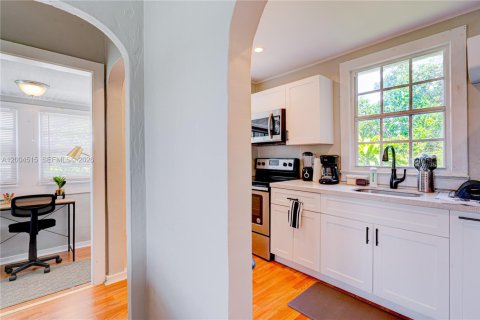 Condo in Miami, Florida, 2 bedrooms  № 2069624 - photo 12