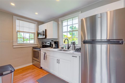 Condo in Miami, Florida, 2 bedrooms  № 2069624 - photo 8