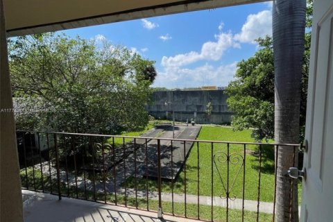 Condo in Hallandale Beach, Florida, 1 bedroom  № 1978661 - photo 22